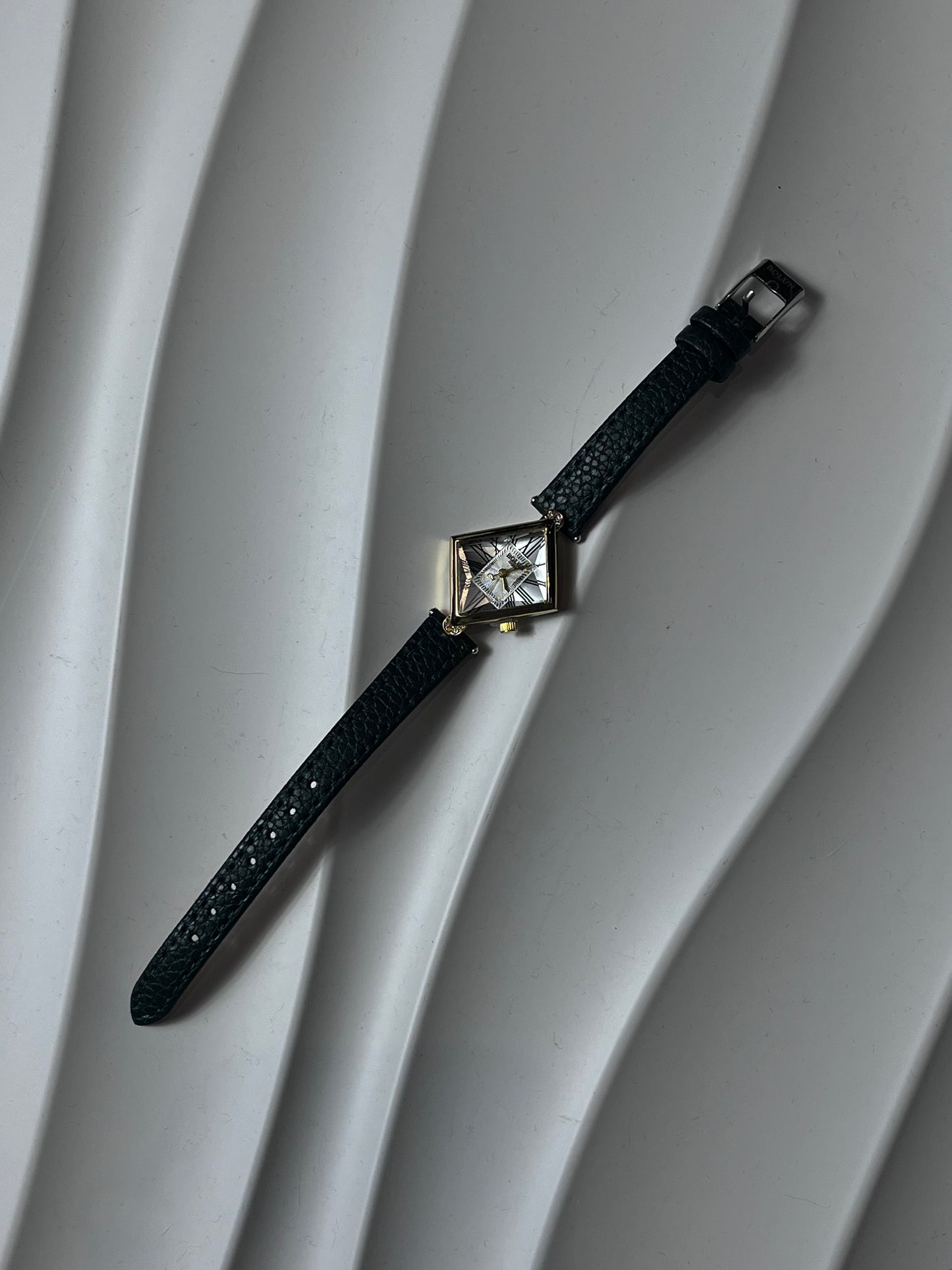 BOLUN DIAMOND-SHAPED DIAL QUARTZ GREEN STRAP BRAND NEW FASHION WATCH