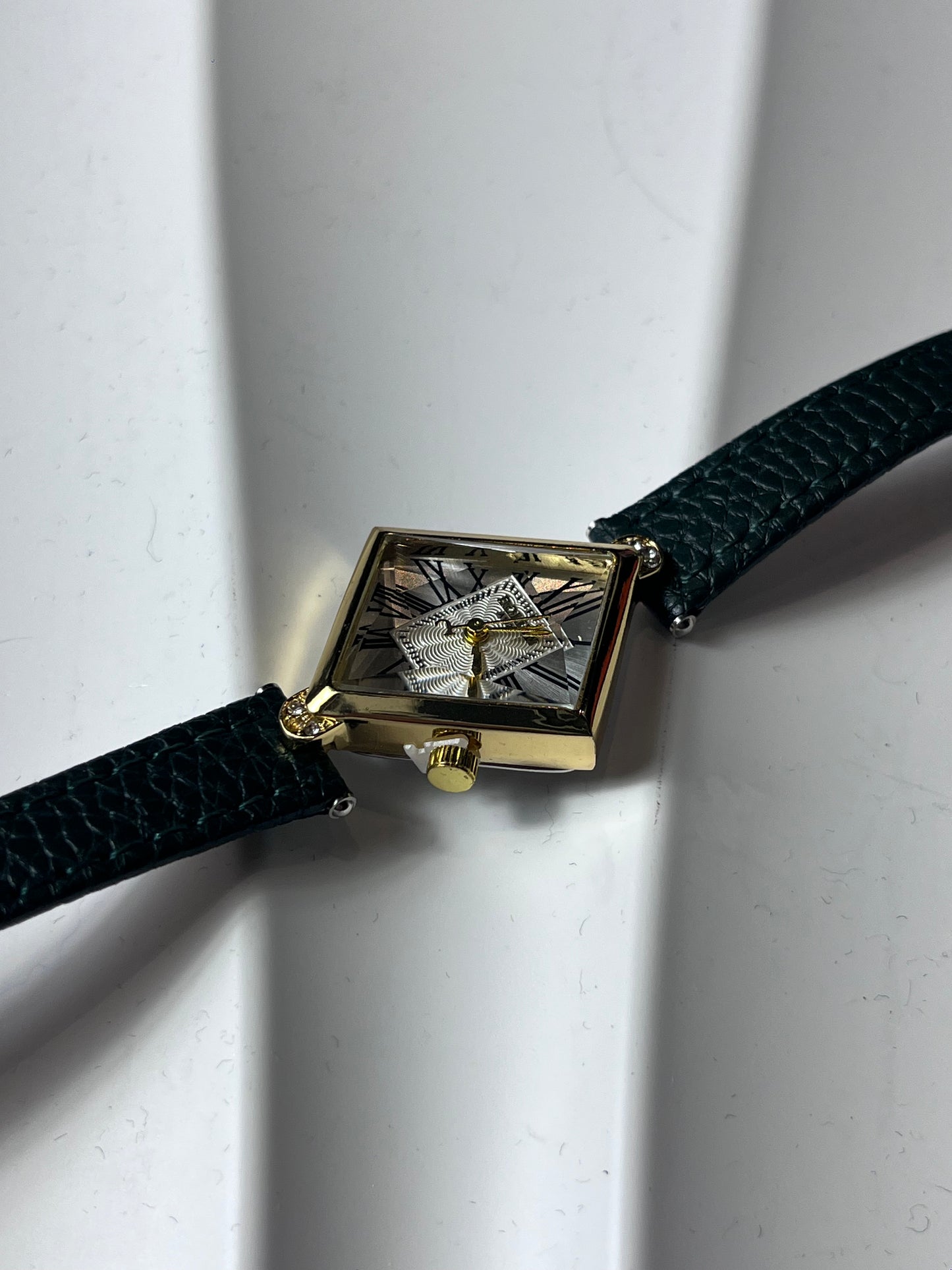 BOLUN DIAMOND-SHAPED DIAL QUARTZ GREEN STRAP BRAND NEW FASHION WATCH