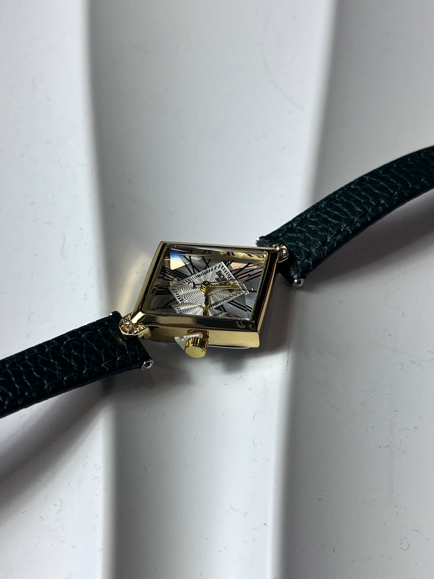 BOLUN DIAMOND-SHAPED DIAL QUARTZ GREEN STRAP BRAND NEW FASHION WATCH