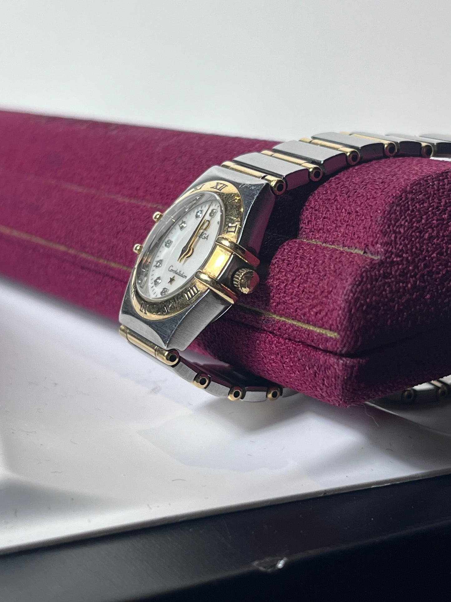 OMEGA CONSTELLATION TWO TONE 18K GOLD QUARTZ DIAMOND HOUR MARKERS SWISS PRELOVED WATCH