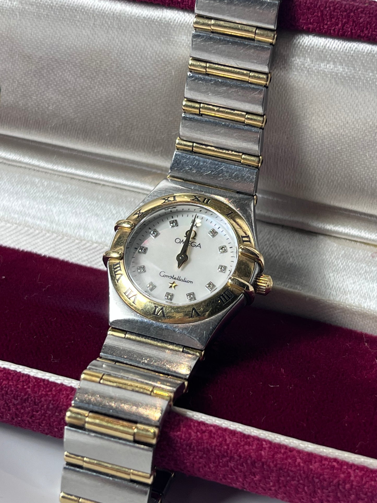 OMEGA CONSTELLATION TWO TONE 18K GOLD QUARTZ DIAMOND HOUR MARKERS SWISS PRELOVED WATCH