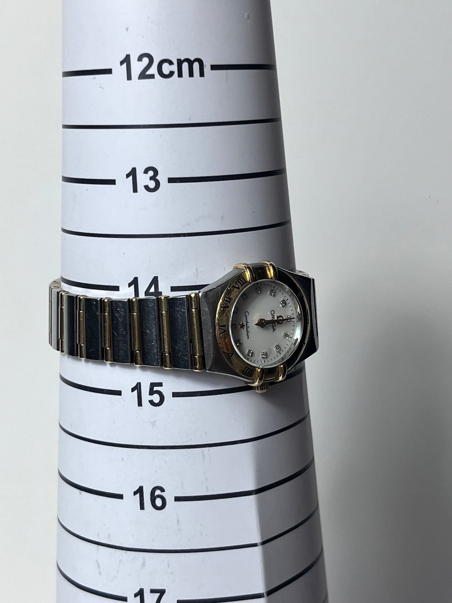 OMEGA CONSTELLATION TWO TONE 18K GOLD QUARTZ DIAMOND HOUR MARKERS SWISS PRELOVED WATCH
