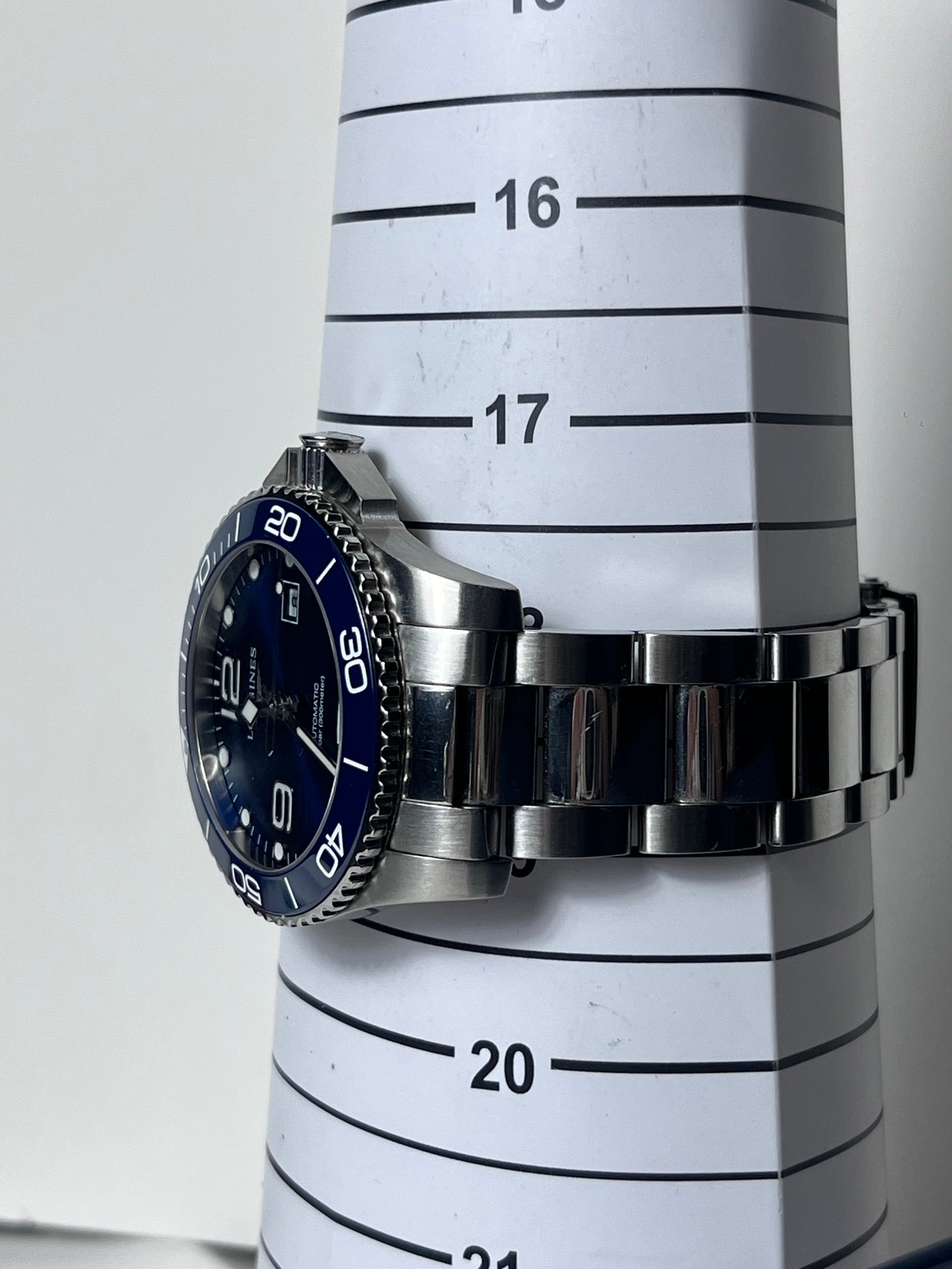 LONGINES HYDROCONQUEST AUTOMATIC SWISS STEEL PRELOVED BLUE SUNBURST DIAL WATCH