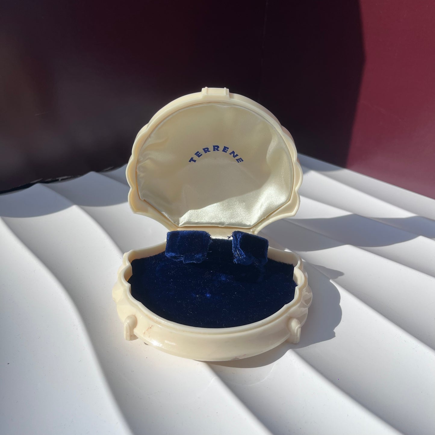 TERRENE SHELL-SHAPED VINTAGE WATCH BOX PRESENTATION CASE