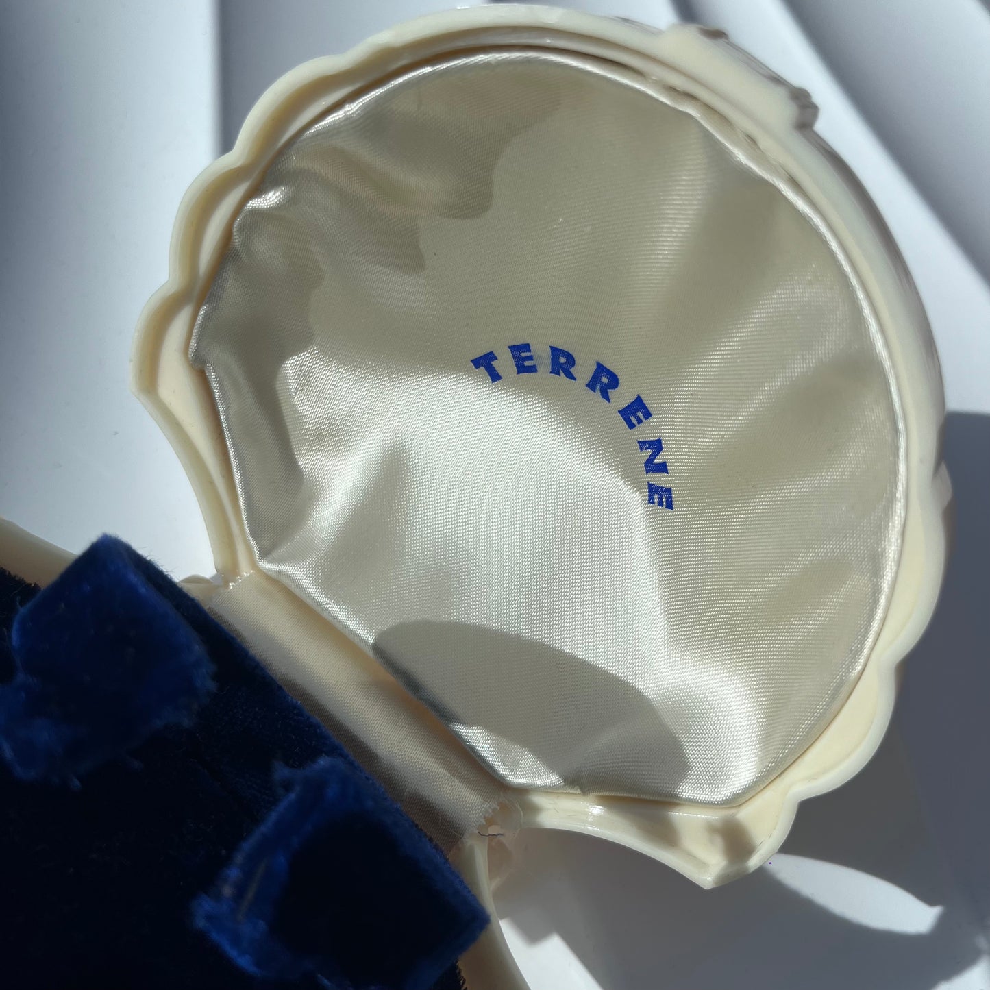 TERRENE SHELL-SHAPED VINTAGE WATCH BOX PRESENTATION CASE