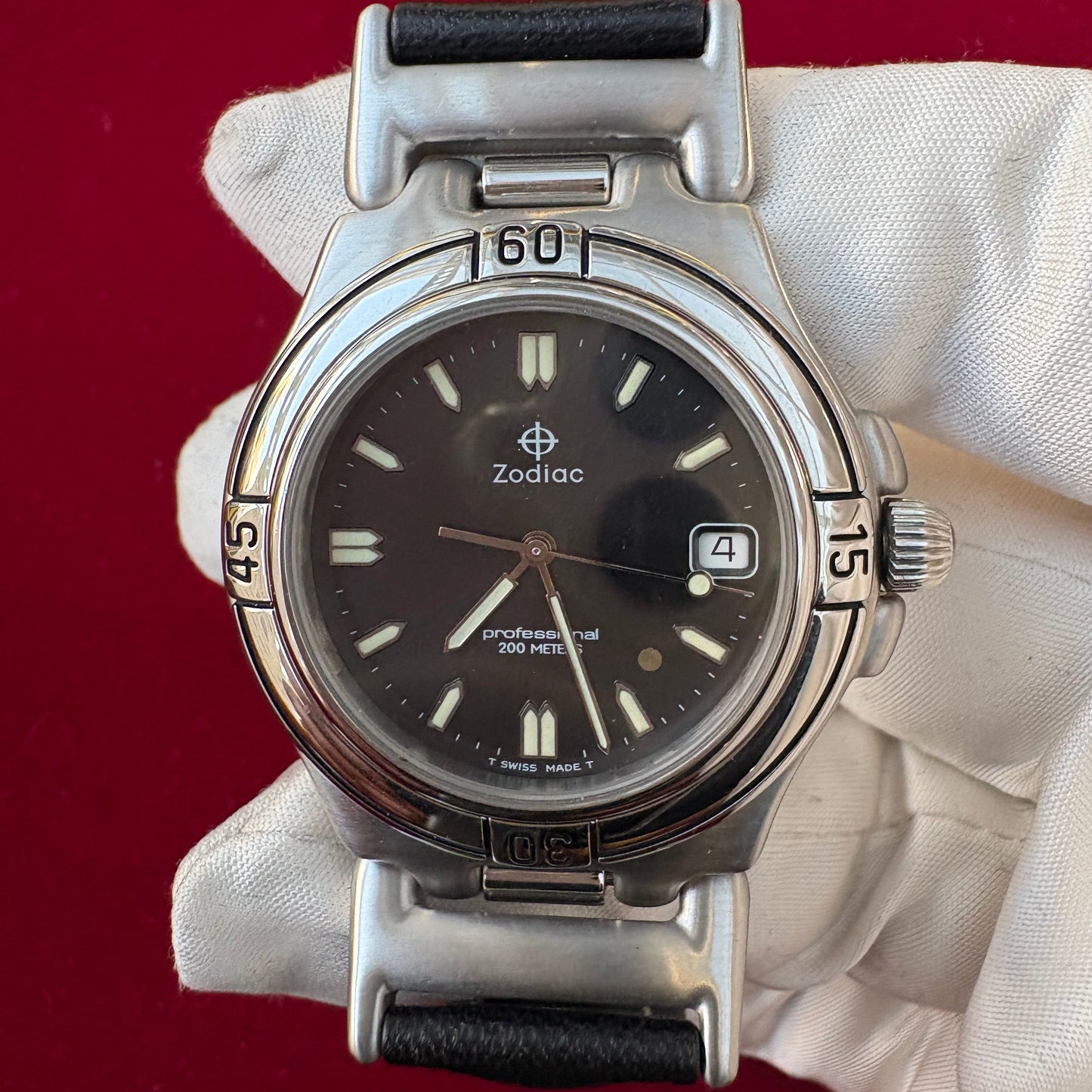 ZODIAC DIVER SWISS QUARTZ PREOWNED WATCH