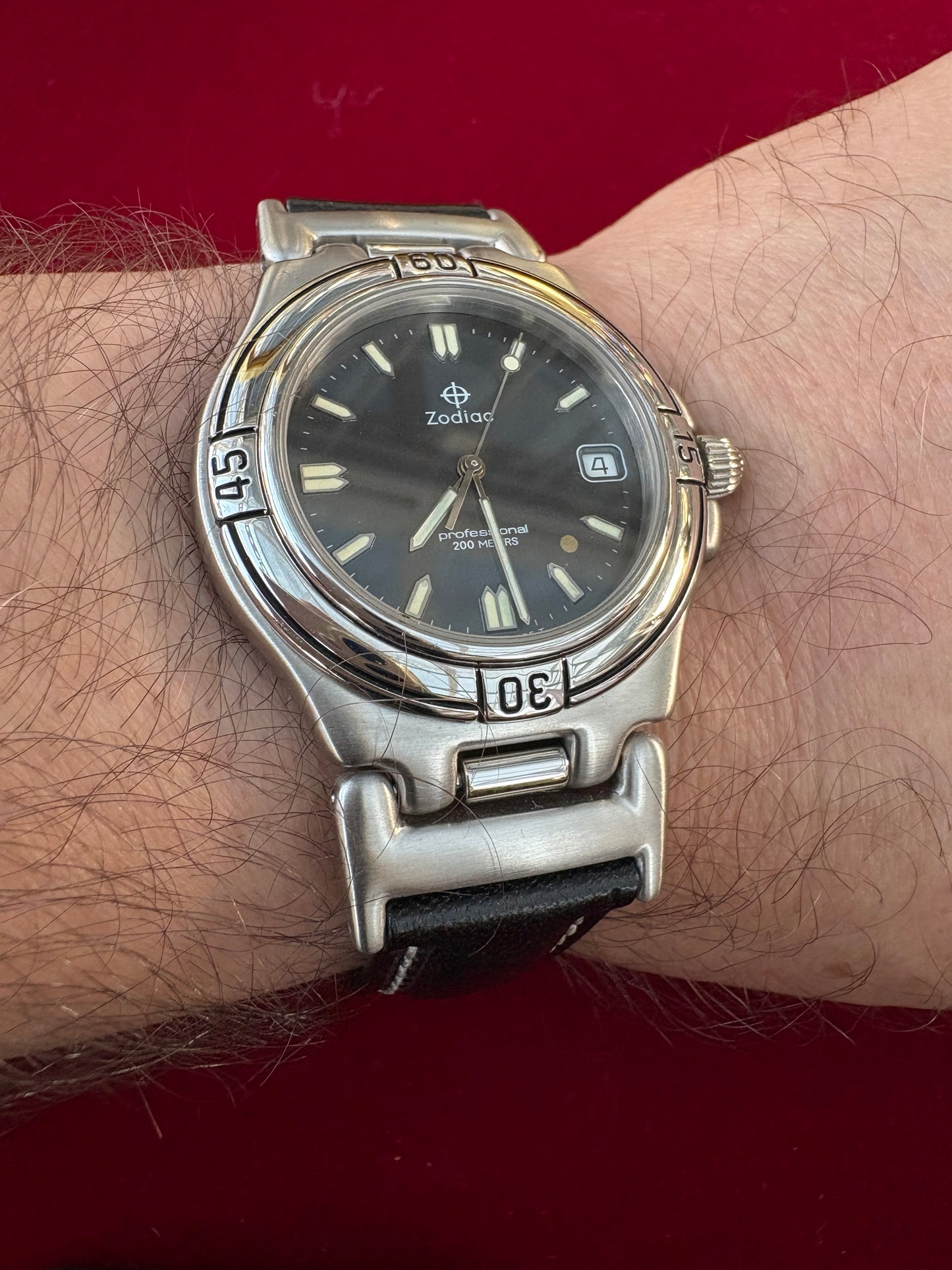 ZODIAC DIVER SWISS QUARTZ PREOWNED WATCH