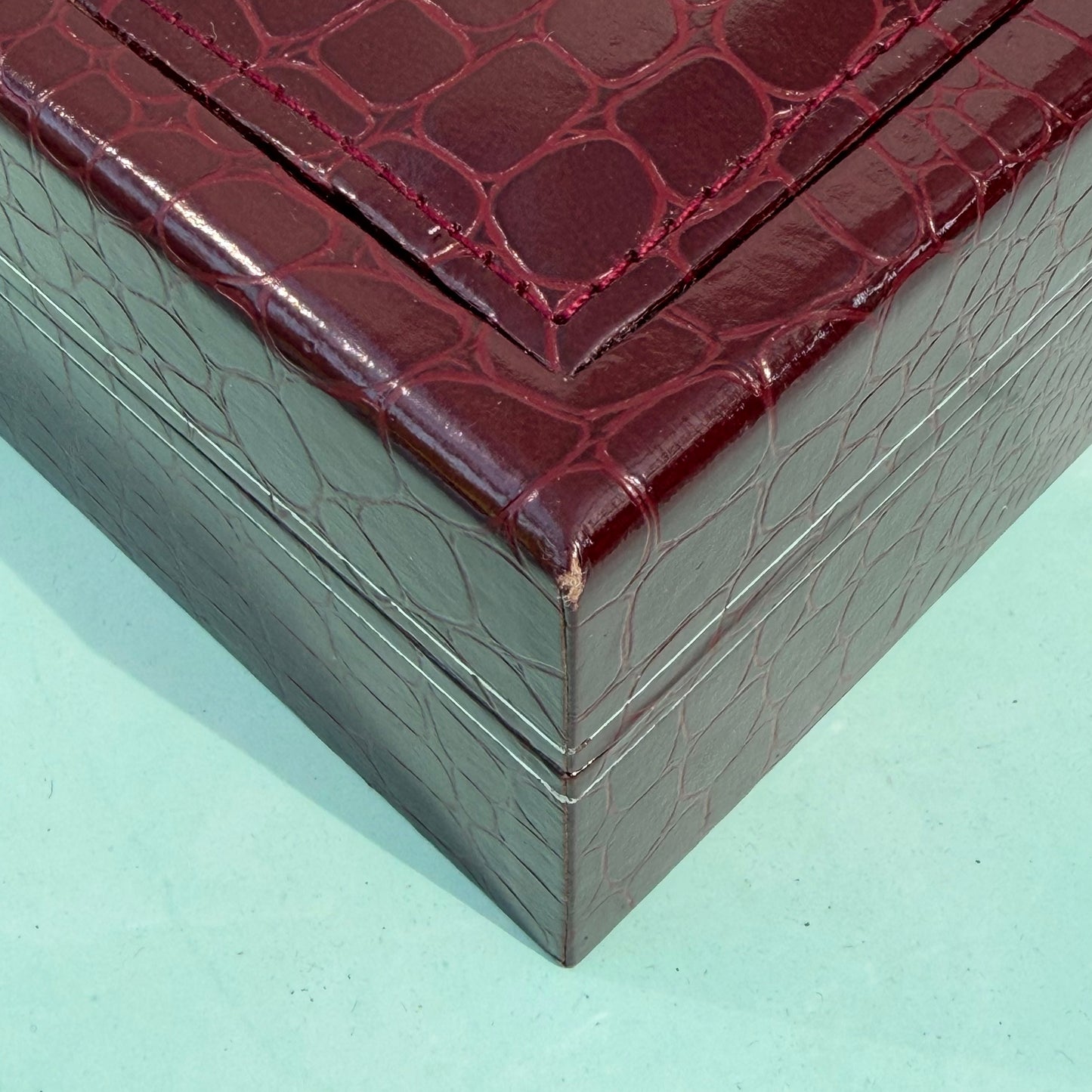 JOVIAL ORIGINAL BURGUNDY CROCODILE PATTERN WATCH PRESENTATION BOX