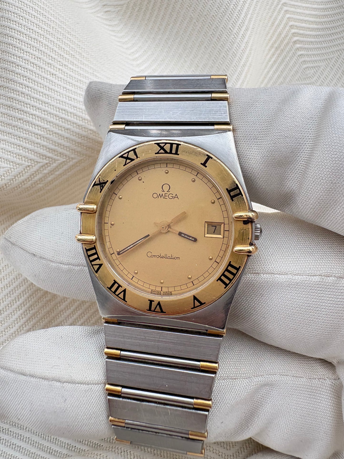 OMEGA CONSTELLATION 18K SOLID GOLD BEZEL QUARTZ VINTAGE 1980S PREOWNED WATCH