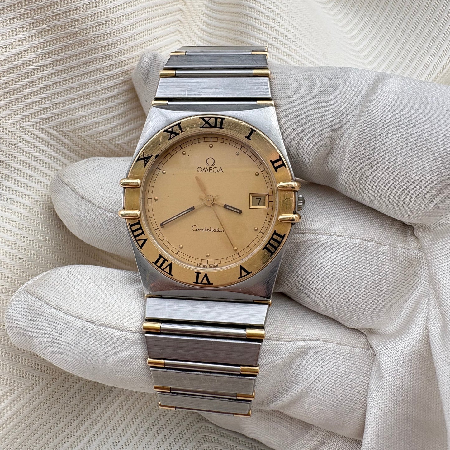 OMEGA CONSTELLATION 18K SOLID GOLD BEZEL QUARTZ VINTAGE 1980S PREOWNED WATCH