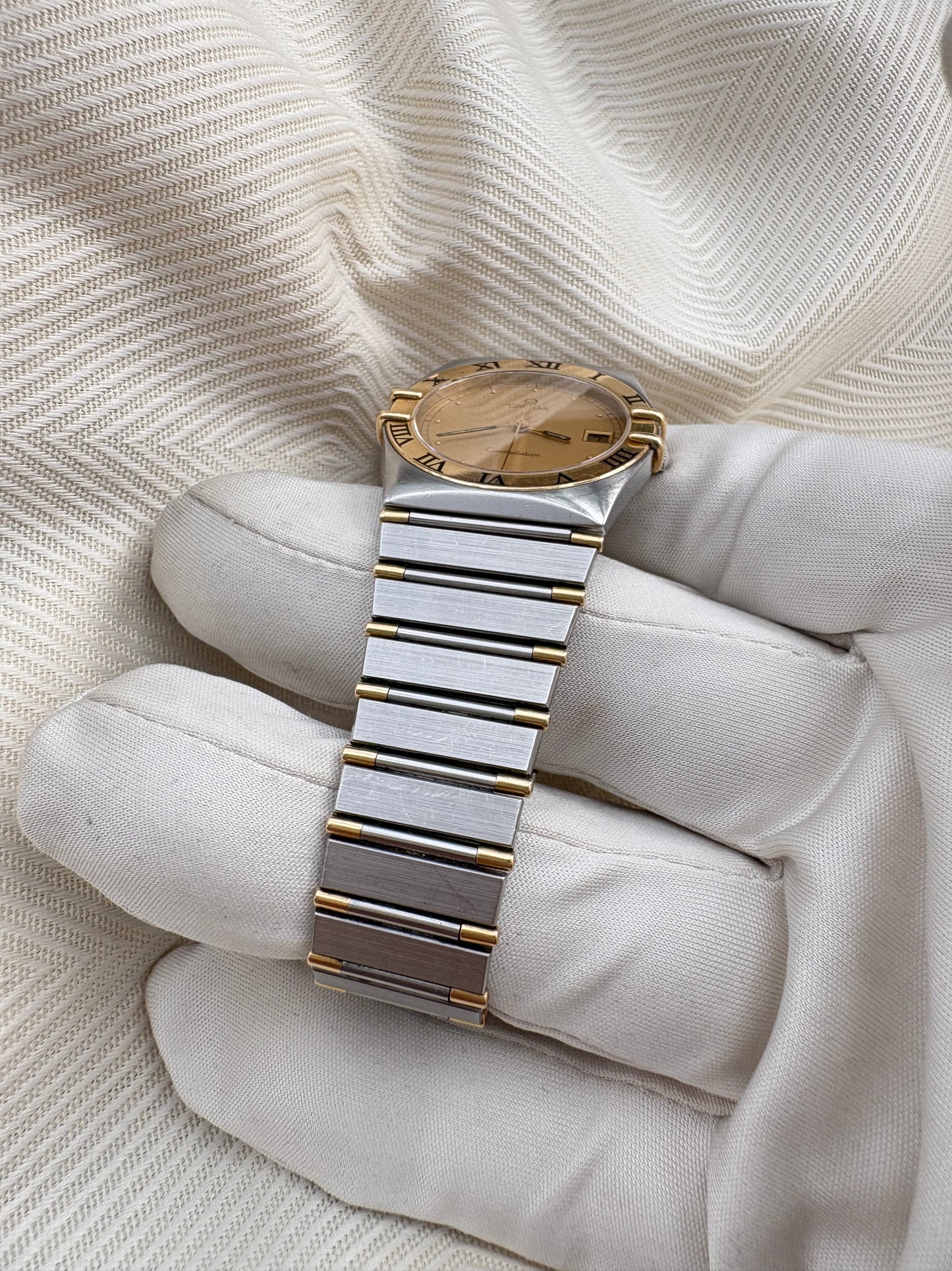 OMEGA CONSTELLATION 18K SOLID GOLD BEZEL QUARTZ VINTAGE 1980S PREOWNED WATCH