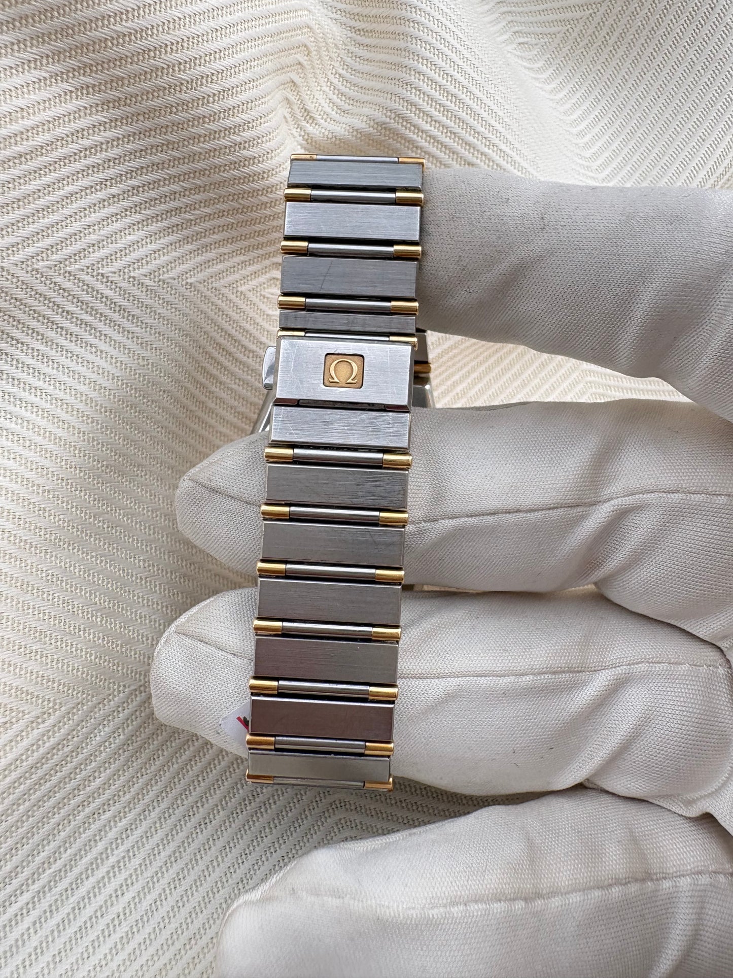 OMEGA CONSTELLATION 18K SOLID GOLD BEZEL QUARTZ VINTAGE 1980S PREOWNED WATCH