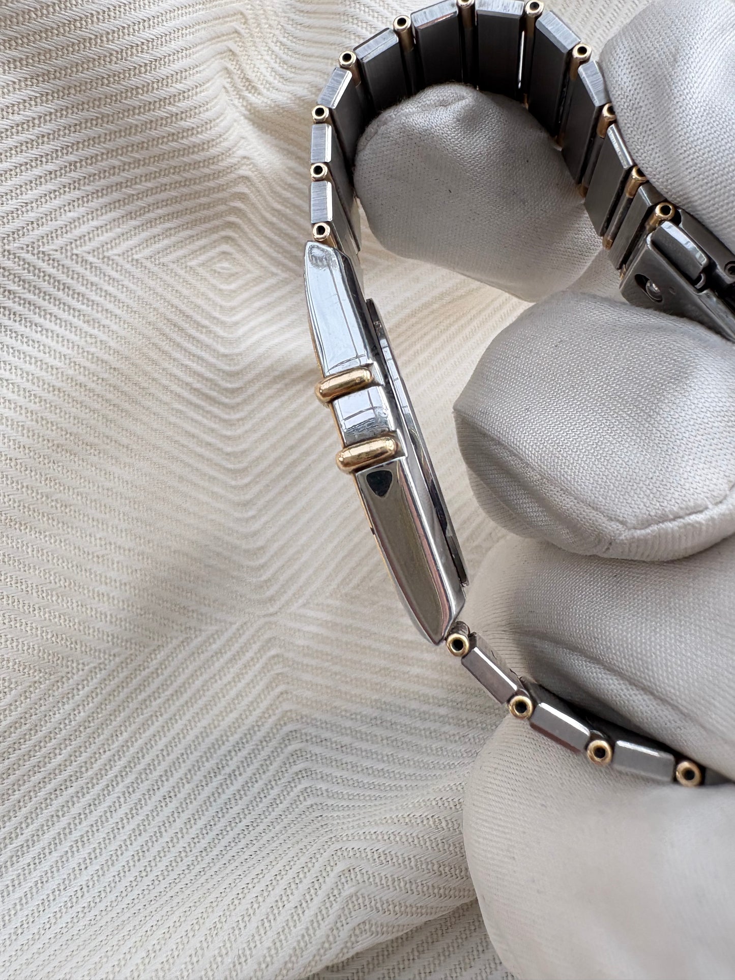 OMEGA CONSTELLATION 18K SOLID GOLD BEZEL QUARTZ VINTAGE 1980S PREOWNED WATCH