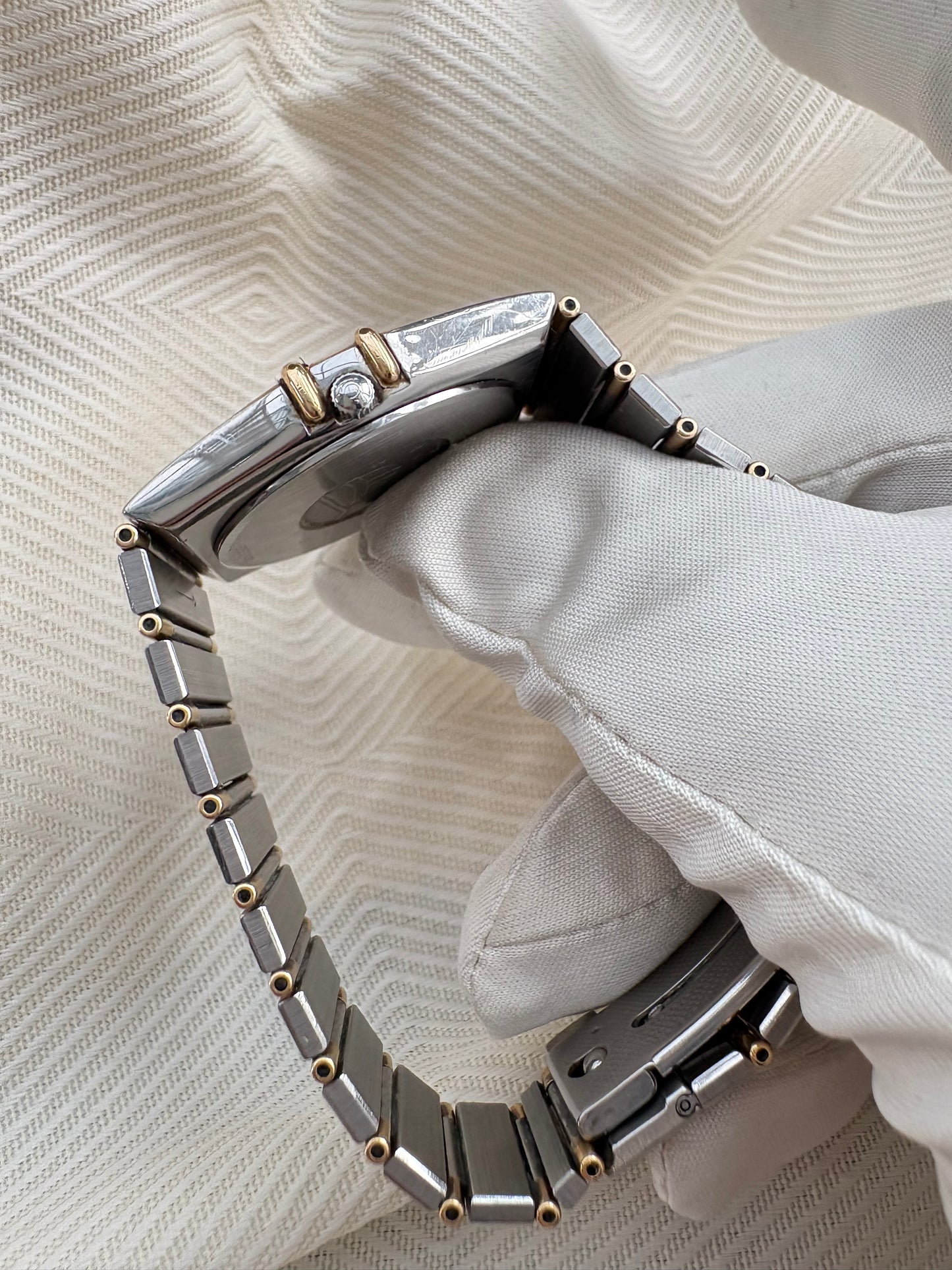 OMEGA CONSTELLATION 18K SOLID GOLD BEZEL QUARTZ VINTAGE 1980S PREOWNED WATCH