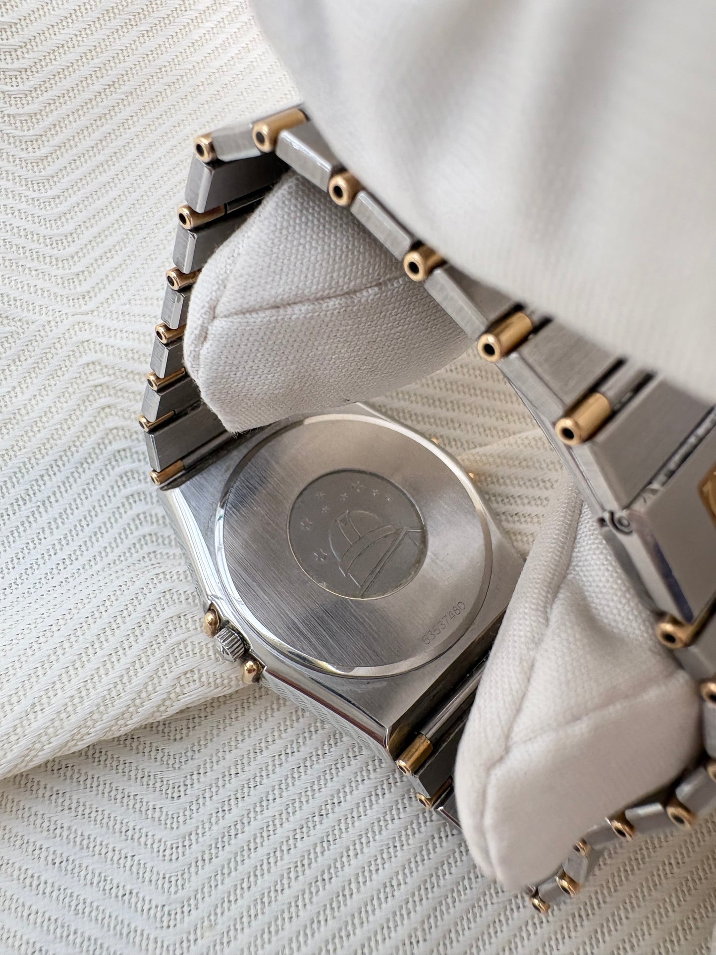 OMEGA CONSTELLATION 18K SOLID GOLD BEZEL QUARTZ VINTAGE 1980S PREOWNED WATCH