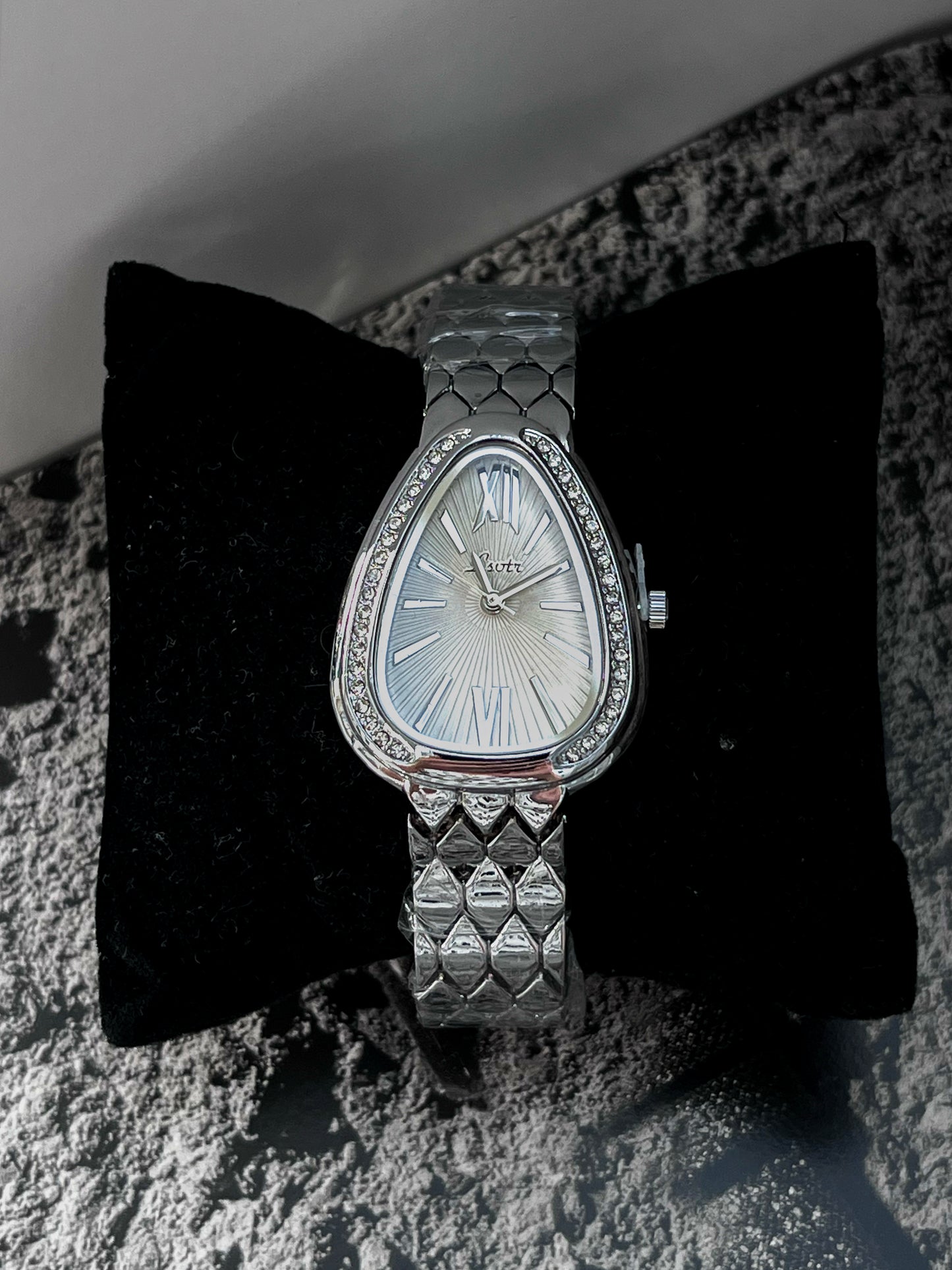 LSVTR BRAND NEW FASHION WATCH