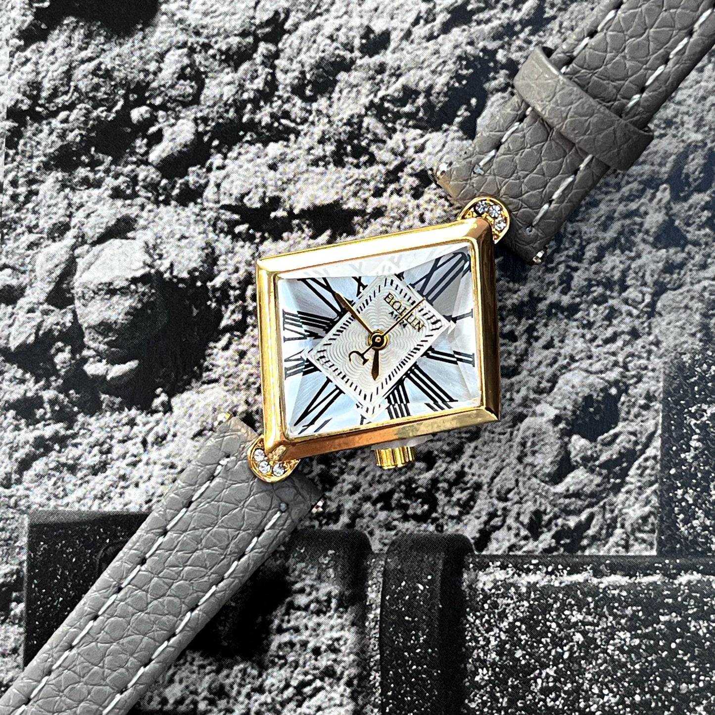 VINTAGE SQUARE ROMAN DIAL GOLD WATCH GRAY STRAP