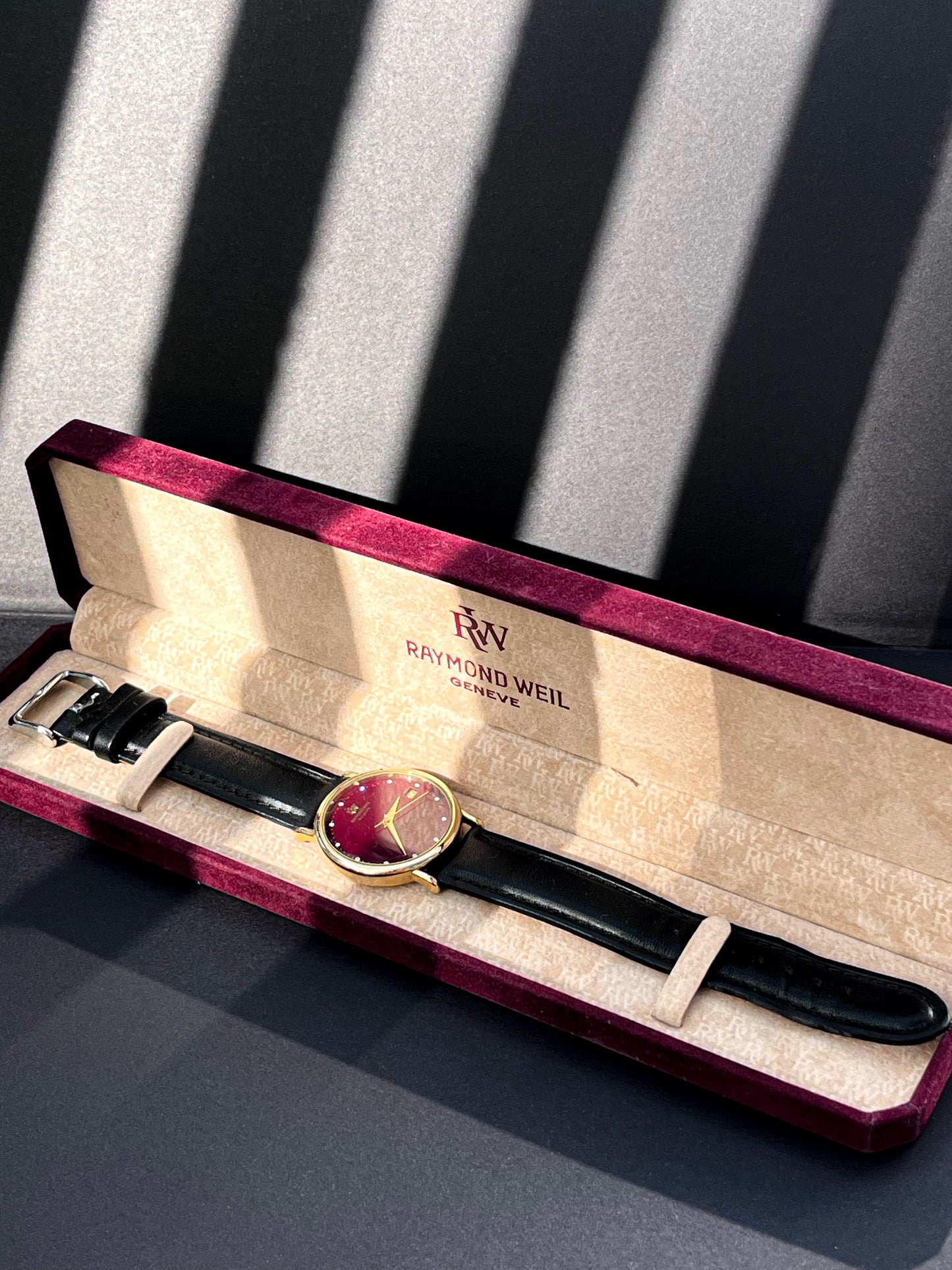 RAYMOND WEIL GENEVE BURGUNDY DIAL AUTOMATIC PRELOVED SWISS WATCH
