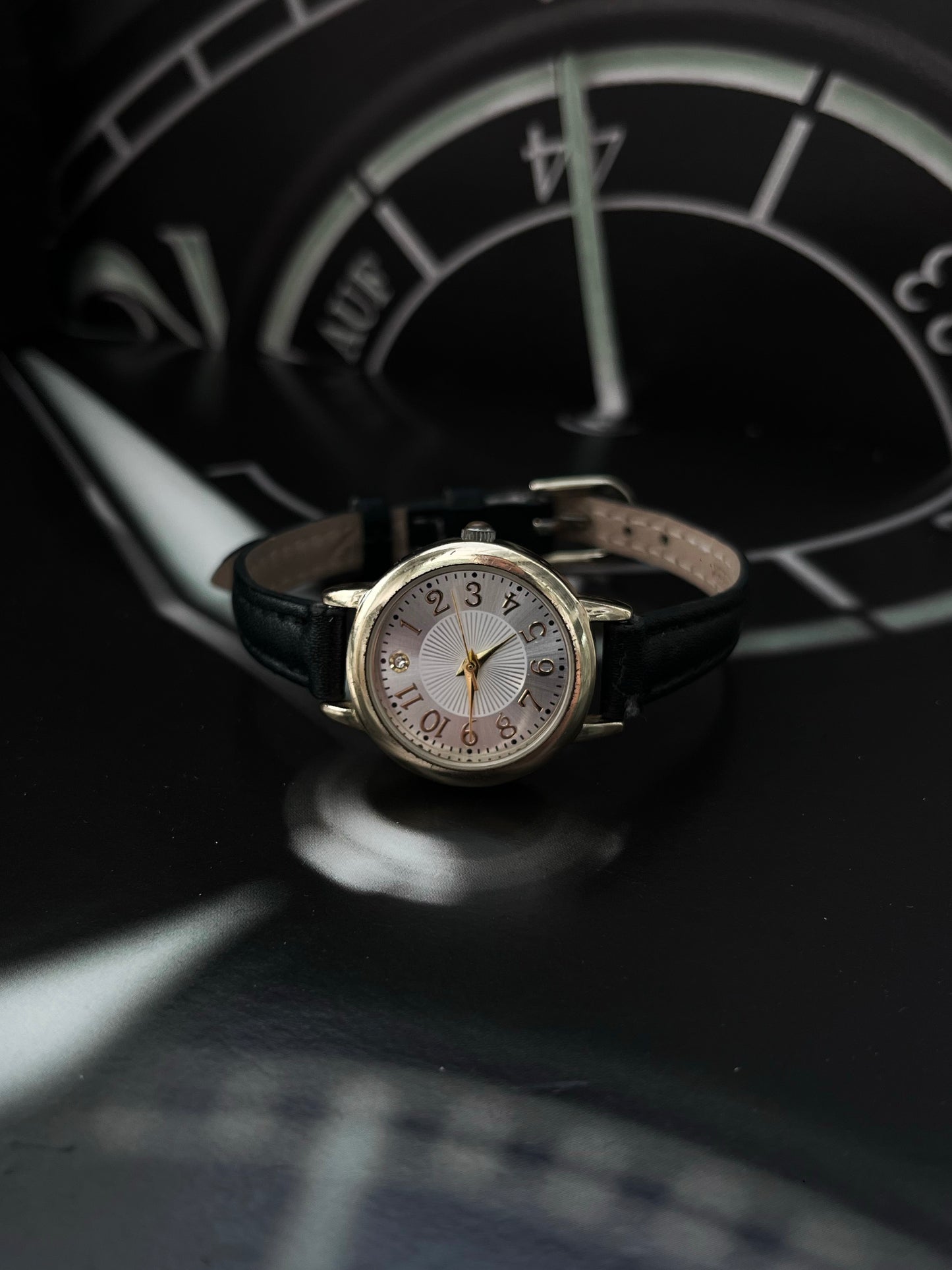VINTAGE GOLD TONE CRYSTAL DIAL LADIES WATCH QUARTZ