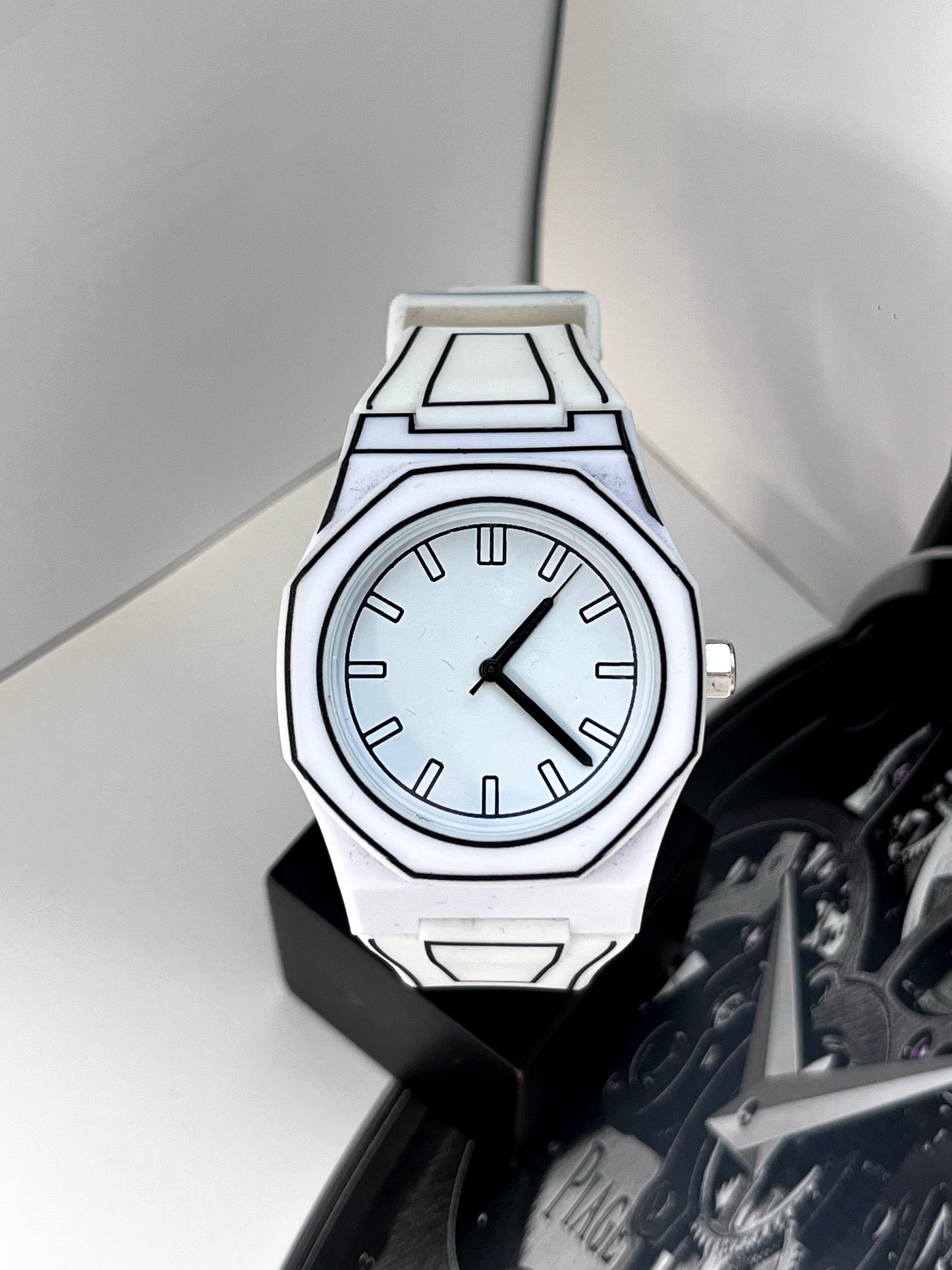 WHITE SKETCH OUTLINE WATCH